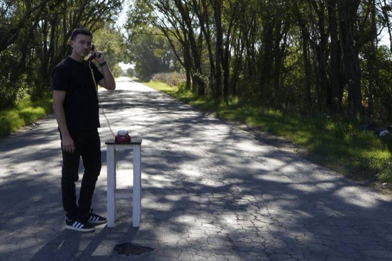De Loredo recorre la Provincia con un teléfono rojo.