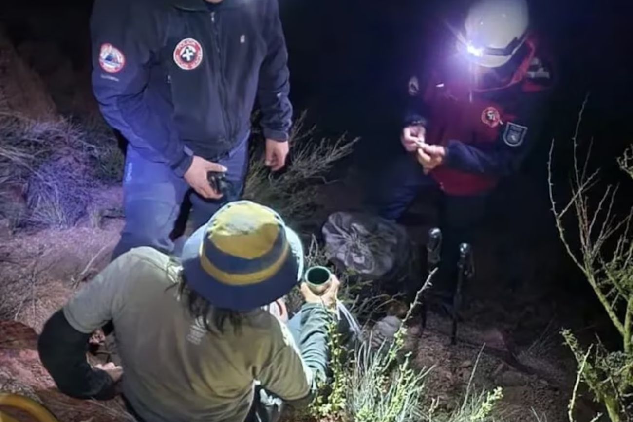 Rescate de madrugada: un escalador herido fue auxiliado en un cerro