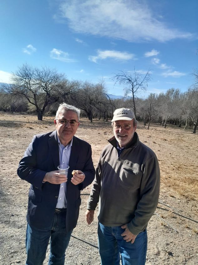 A PRUEBA. El gobernador de Catamarca, Raul Jalil, degustando hamburguesas de búfalo en el campo de Rocca.