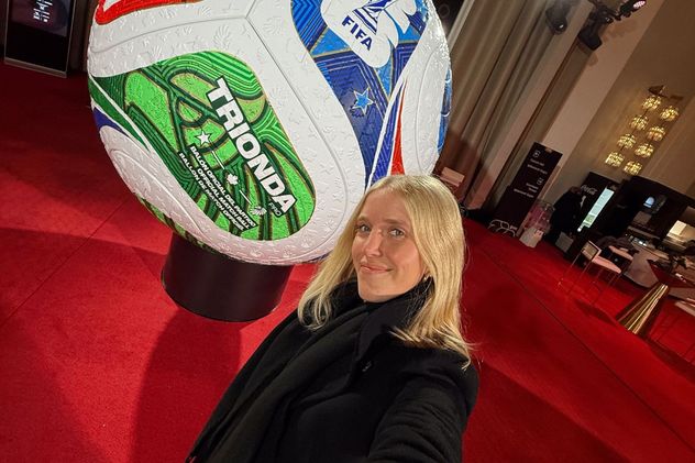 Victoria Clariá, la periodista cordobesa que trabaja en Telemundo, en el sorteo del mundial. 