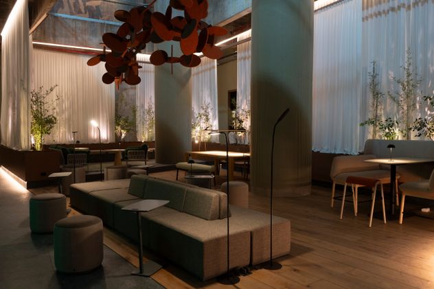 La muestra reúne espacios de arquitectura, interiorismo, instalaciones artísticas y tendencias vinculadas al diseño contemporáneo.
