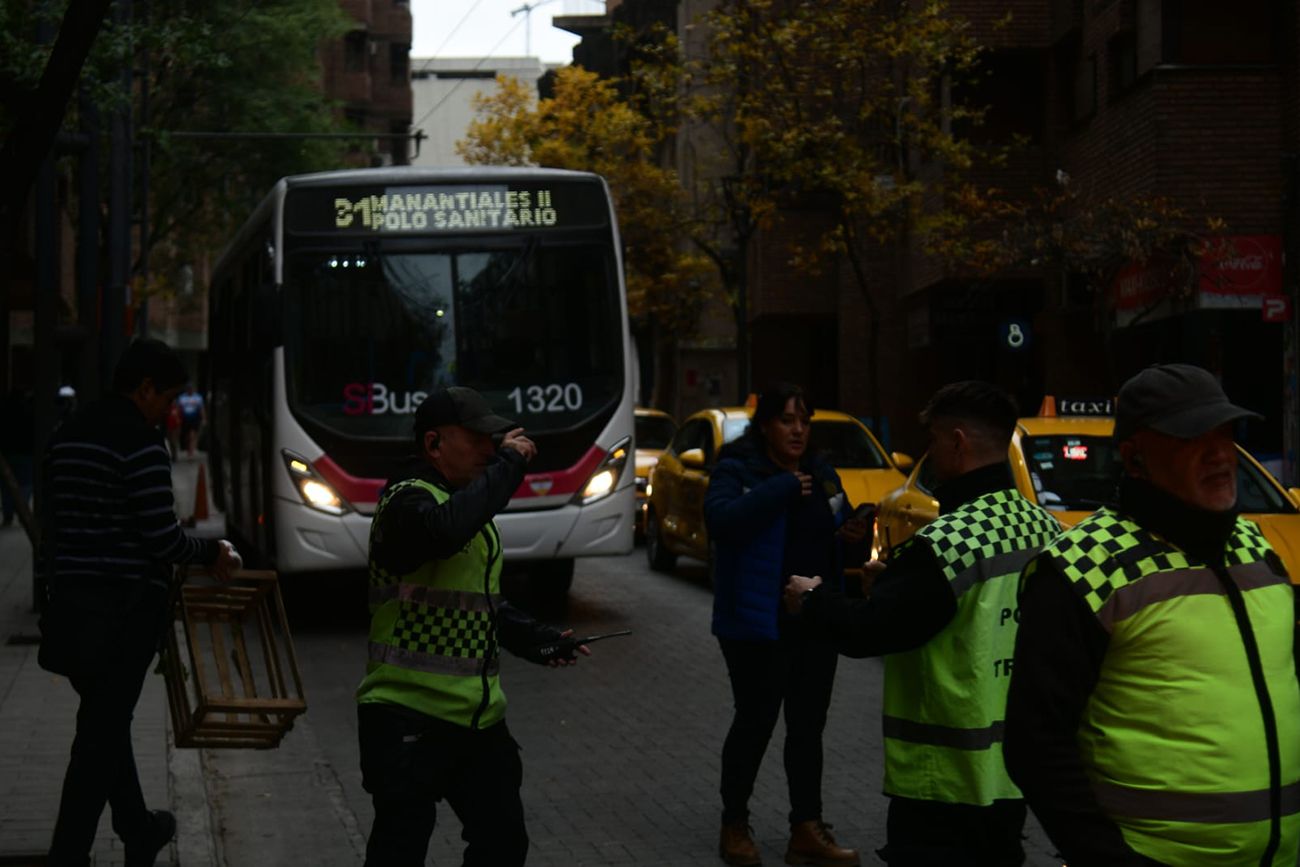 Un colectivo de la empresa SiBus aplastó a una mujer que estaba bajando por la puerta trasera. (La Voz/Ramiro Pereyra)