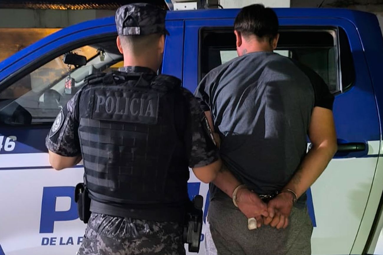 Detuvieron a un hombre por manejar un auto robado e ir a buscar a su hijo acidentado en una moto sustraída. (Policía)