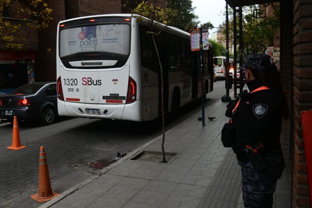 Un colectivo de la empresa SiBus aplastó a una mujer que estaba bajando por la puerta trasera.