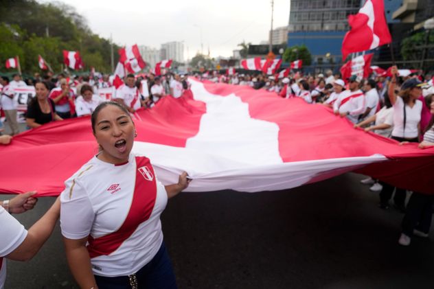 Partidarios del candidato presidencial Rafael López Aliaga, del partido Renovación Popular, se reúnen mientras continúa el conteo de votos en las elecciones generales en Lima, Perú, el miércoles 6 de mayo de 2026. (Martin Mejía)