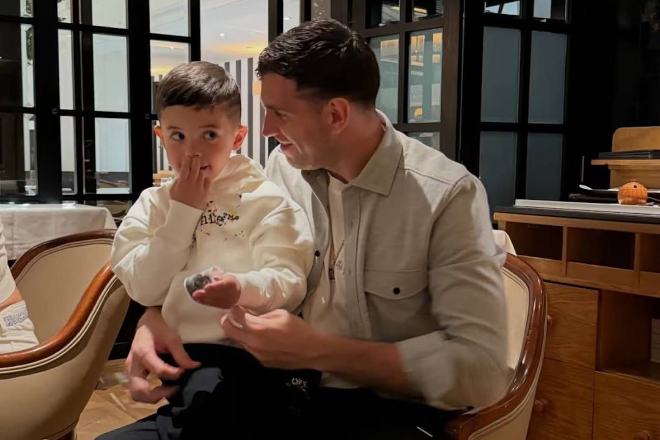 Dibu Martínez junto a Valentino, hijo del Cuti Romero.