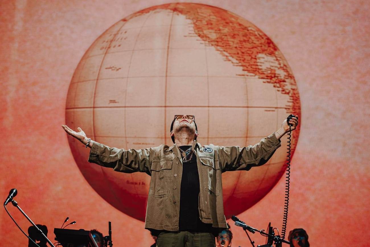 Damon Albarn, hombre de mundo en un reciente show de Gorillaz. (Instagram @gorillaz)
