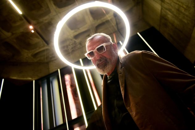Benito Fernández diseñador de moda, artista y decorador en su stand de Casa FOA Pocito.
