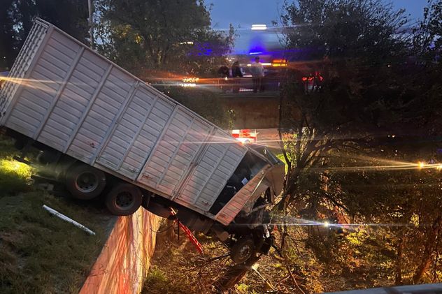 Un camión terminó colgado de un puente tras un choque.