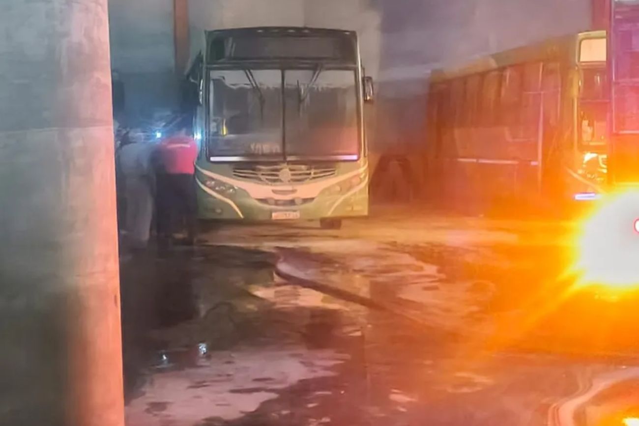 Se incendio un colectivo en un taller: investigan las causas del siniestro