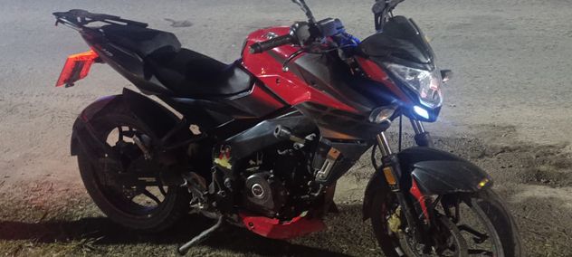 Detuvieron a un hombre por manejar un auto robado e ir a buscar a su hijo acidentado en una moto sustraída. (Policía)