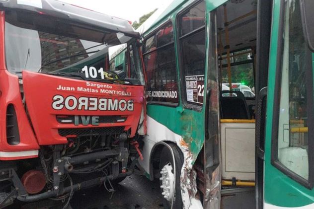 Un camión de bomberos impactó contra un colectivo de la línea 22: hay ocho heridos