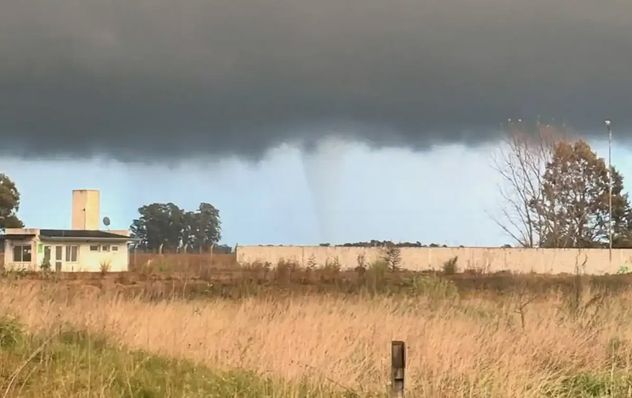 Impactante tornado en la localidad de Las Flores, en Harosteguy, provincia de Buenos Aires, en medio de un temporal que azotó a esa provincia. 