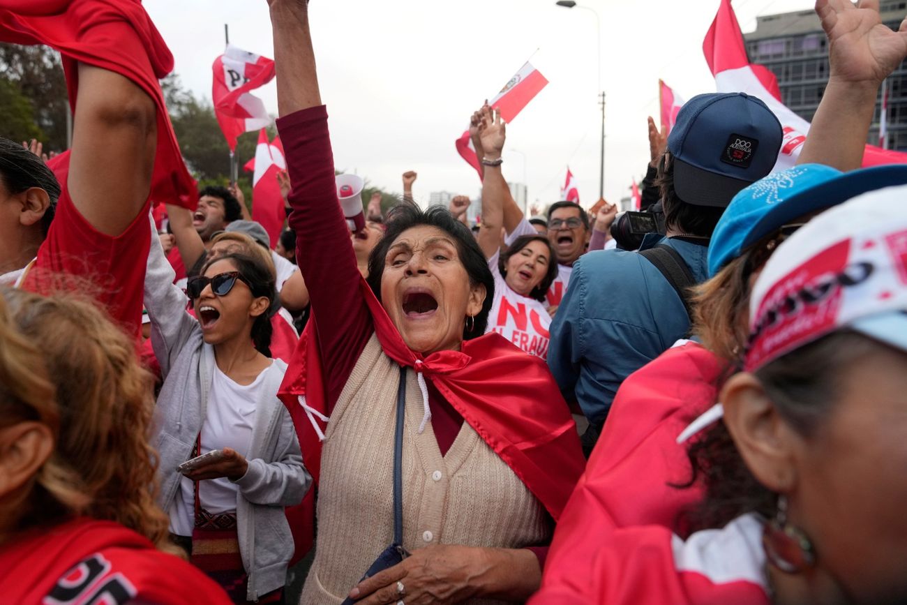 Partidarios del candidato presidencial Rafael López Aliaga, del partido Renovación Popular, se reúnen mientras continúa el conteo de votos en las elecciones generales en Lima, Perú, el miércoles 6 de mayo de 2026. (Martin Mejía)