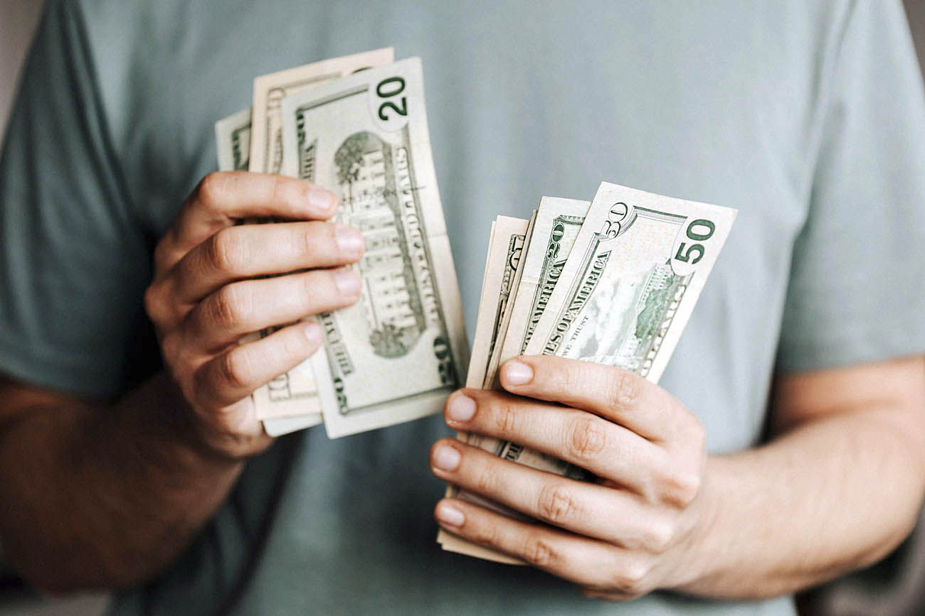 La obsesión de los argentinos con el dólar responde a una historia económica sumamente inestable donde el peso constantemente fue perdiendo su valor. Proceso que decantó en la cultura actual de ahorro.