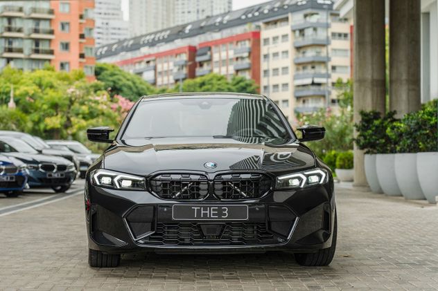 El paquete deportivo M Pro se conforma por faros con interior oscurecido, parrilla frontal negra, faros led adaptativos con asistente de luz de ruta, entre los atributos más destacables.