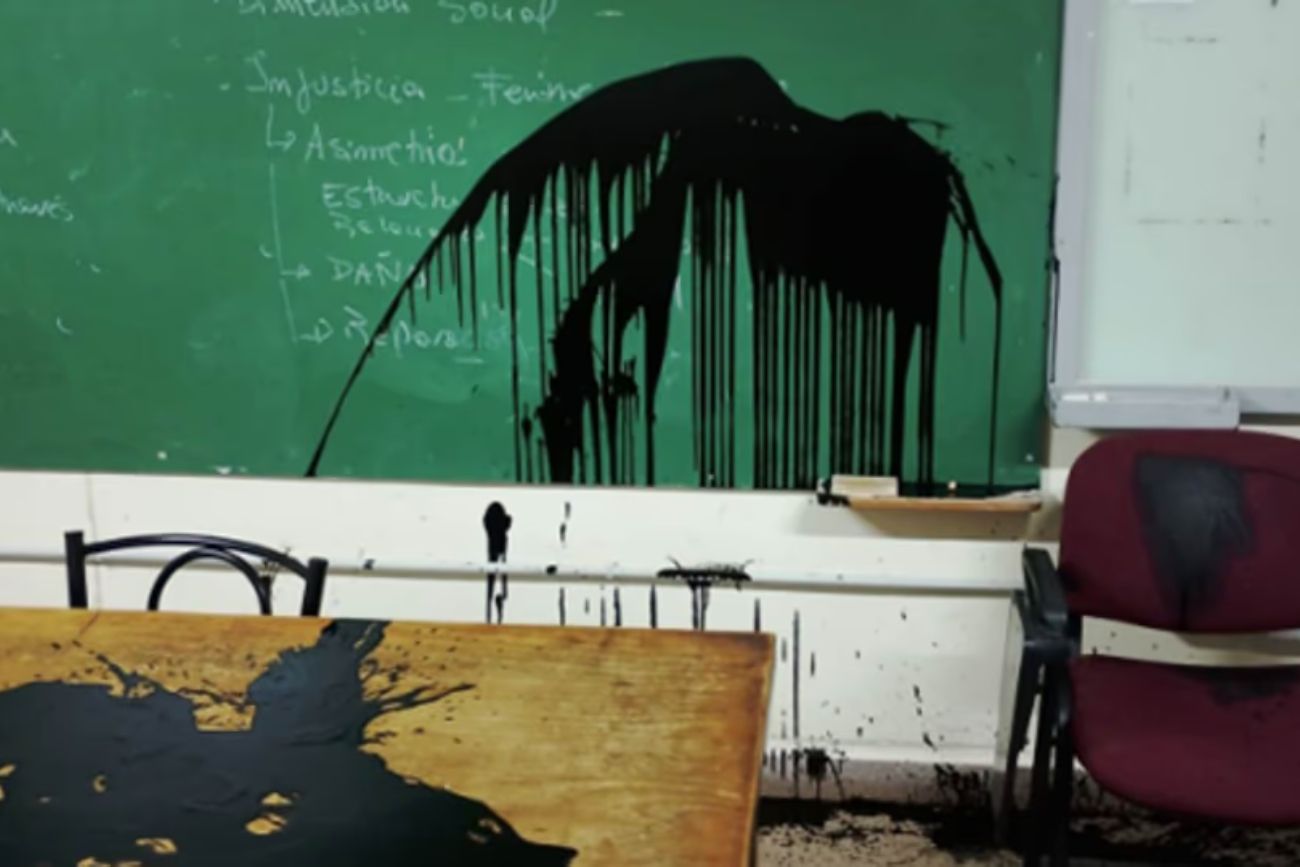 Vandalizaron un aula en la Facultad de Filosofía de la UNC. 