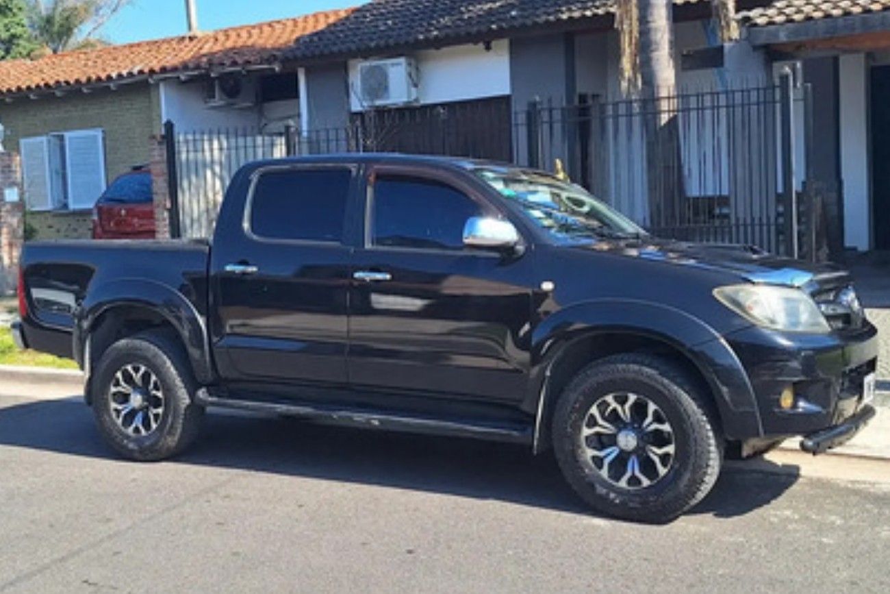 Hilux negra.