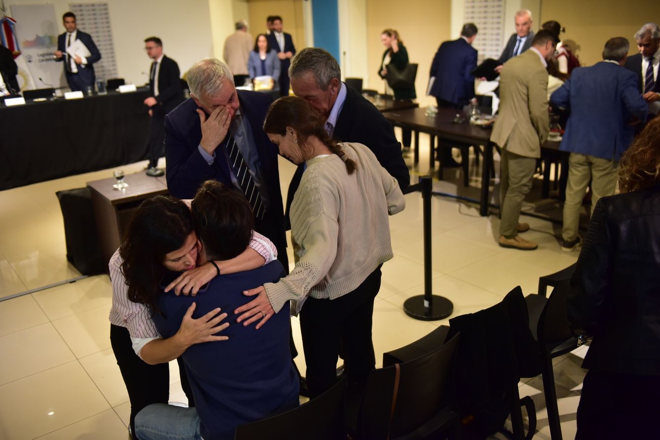 Jury a los fiscales del caso Nora Dalmasso. Ultimo día con la sentencia de destitución de los fiscales. La familia se abraza tras el fallo. 