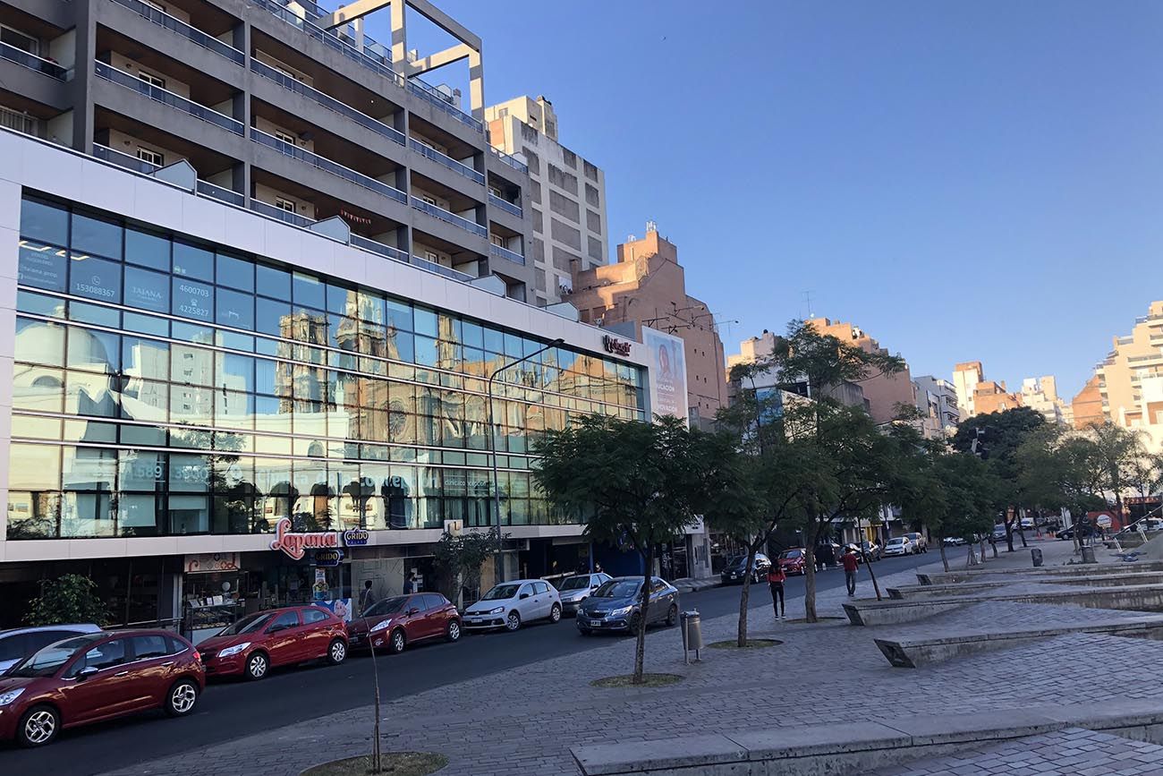 Los datos confirman una tendencia clara: el comercio urbano en la
ciudad de Córdoba no desaparece, se transforma.