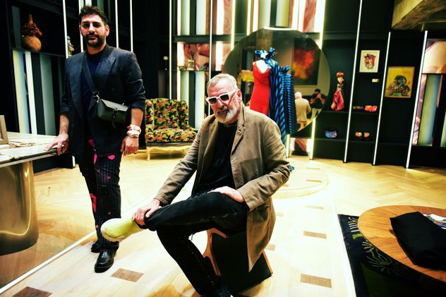 Benito Fernández diseñador de moda, artista y decorador en su stand en Casa Foa Pocito.