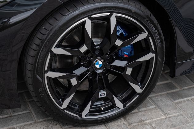 El “50 Jahre Edition” agrega llantas BMW Individual 19”, estilo bitono.
