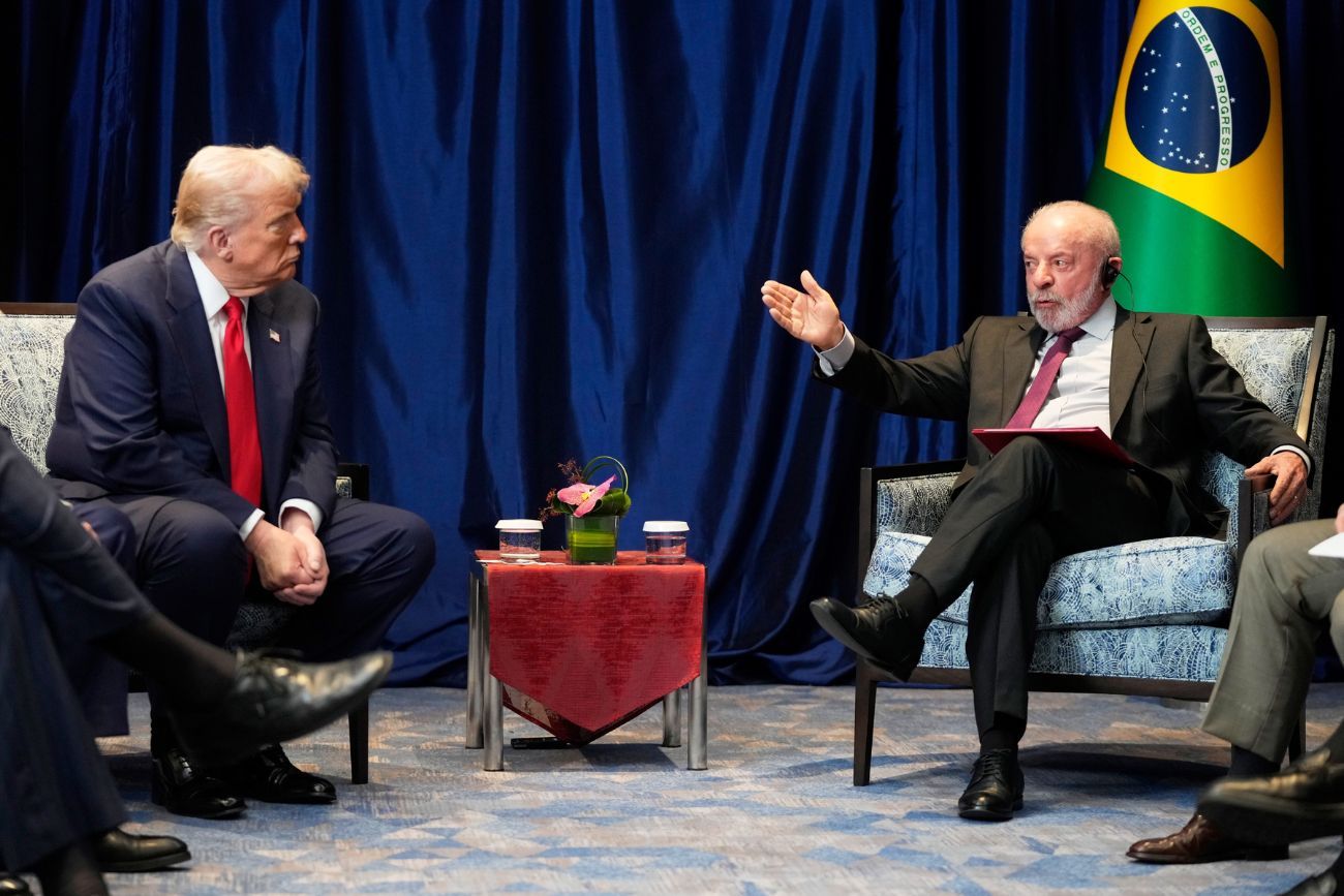 ARCHIVO - El presidente Donald Trump se reúne con el presidente de Brasil, Luiz Inácio Lula da Silva, en el marco de la Cumbre de la ASEAN en Kuala Lumpur, Malasia, el 26 de octubre de 2025. 