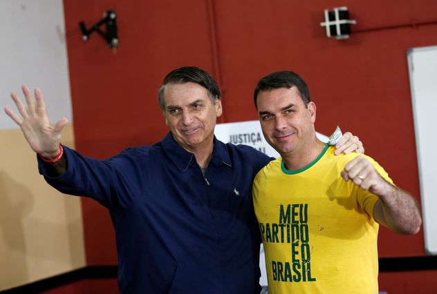 Jair y Flávio Bolsonaro el hijo quiere seguir el camino del padre en las elecciones presidenciales de octubre en Brasi. 