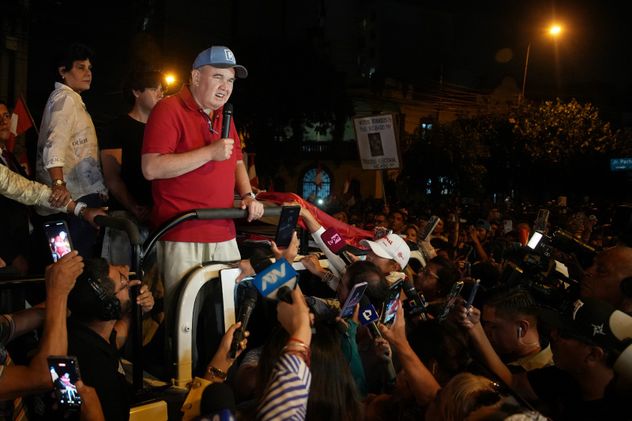 El candidato presidencial Rafael López Aliaga, del partido Renovación Popular, saluda a los simpatizantes durante un mitin mientras continúa el conteo de votos en las elecciones generales en Lima, Perú, el miércoles 6 de mayo de 2026. (Martin Mejía)