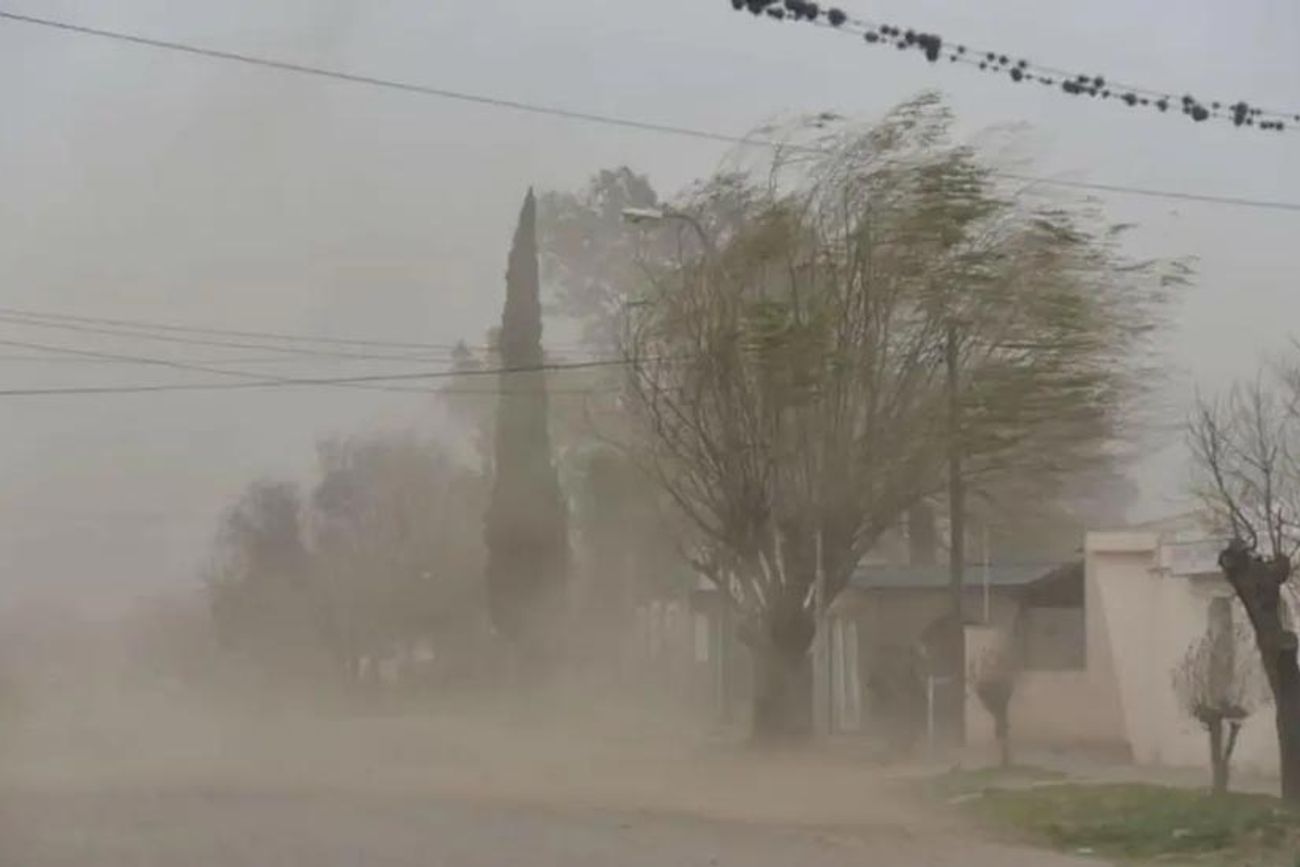 Impactante tornado en la localidad de Las Flores, en Harosteguy, provincia de Buenos Aires, en medio de un temporal que azotó a esa provincia. 