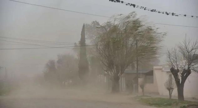 Impactante tornado en la localidad de Las Flores, en Harosteguy, provincia de Buenos Aires, en medio de un temporal que azotó a esa provincia. 