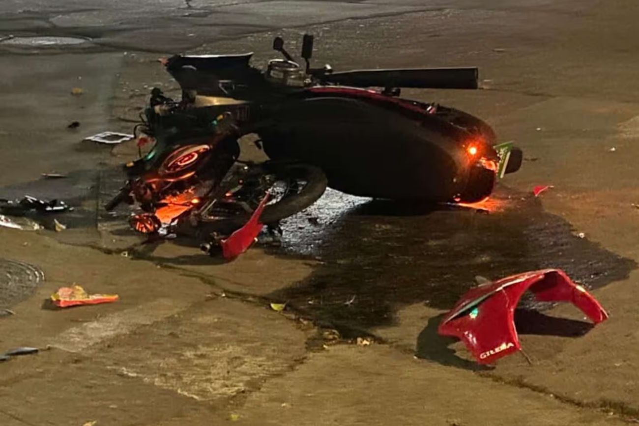 Fuga y choque: un motociclista cruzó en rojo para escapar de motochoros y terminó hospitalizado