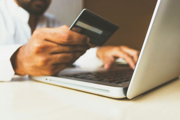 La importancia de adoptar hábitos financieros responsables y ofrecen recomendaciones prácticas para mantener el control de las finanzas personales.
