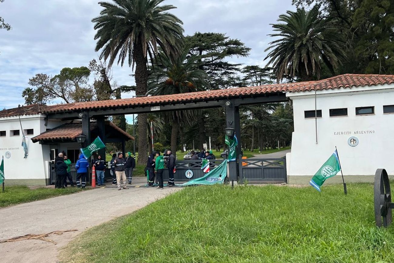 El acceso a la planta industrial de Fábrica Militar Villa María. El gremio ATE, de protesta. 