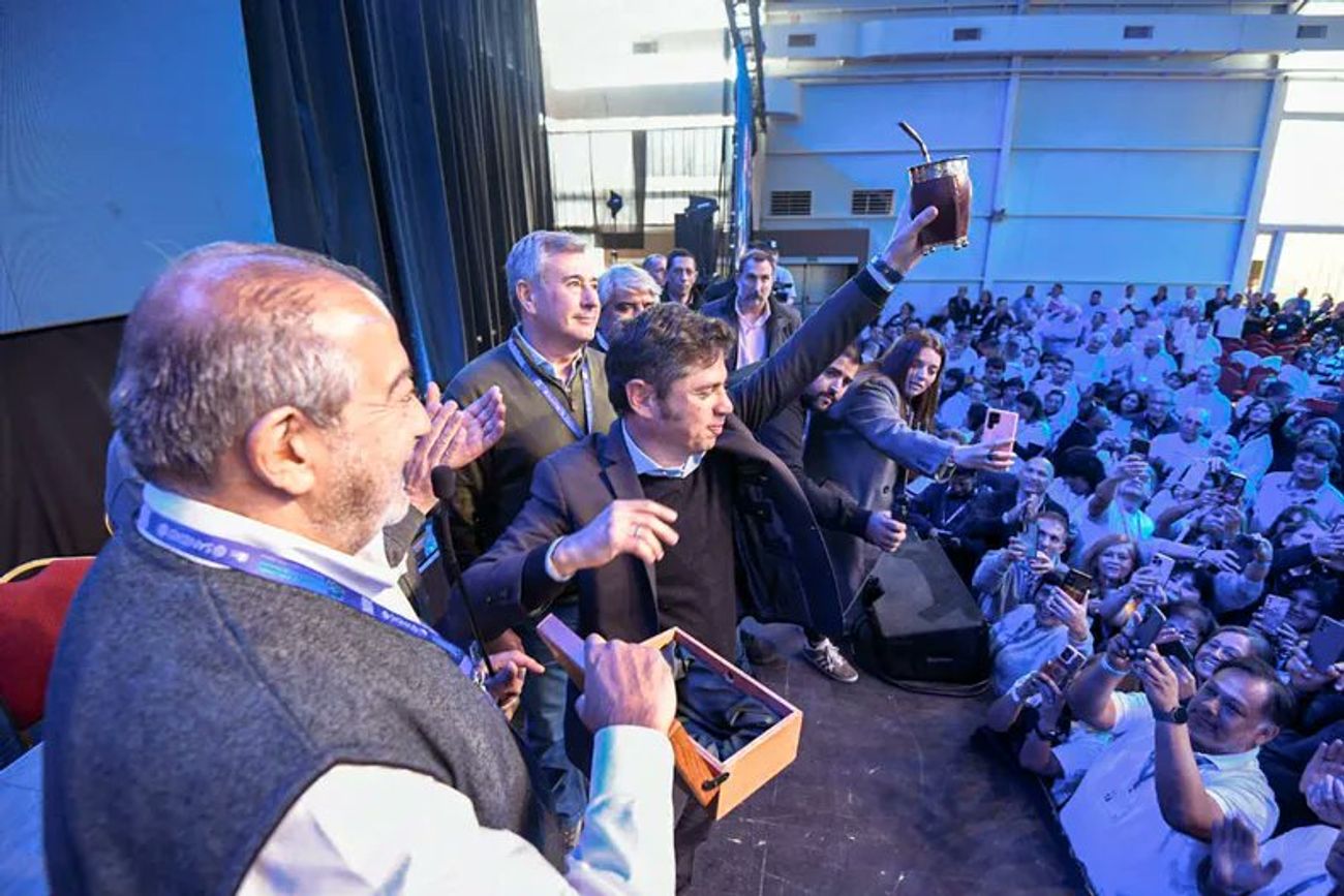 Axel Kicillof junto a Héctor Daher, quien lo postuló como candidato a presidente. 