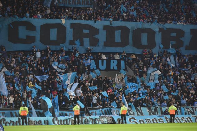 Banderazo de los hinchas de Belgrano en el Gigante de Alberdi.
