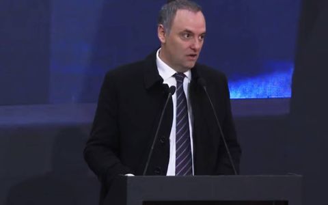 Manuel Adorni en la planta de Mercedes Benz.
