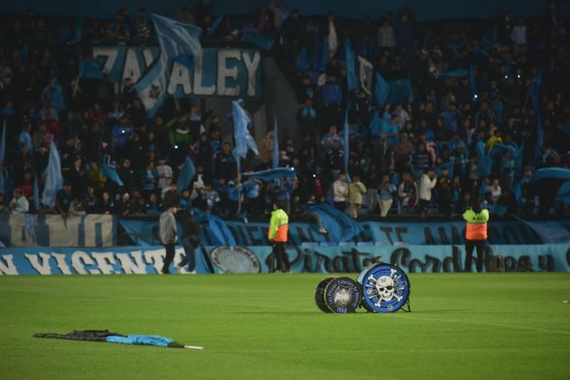 Banderazo de los hinchas de Belgrano en el Gigante de Alberdi.