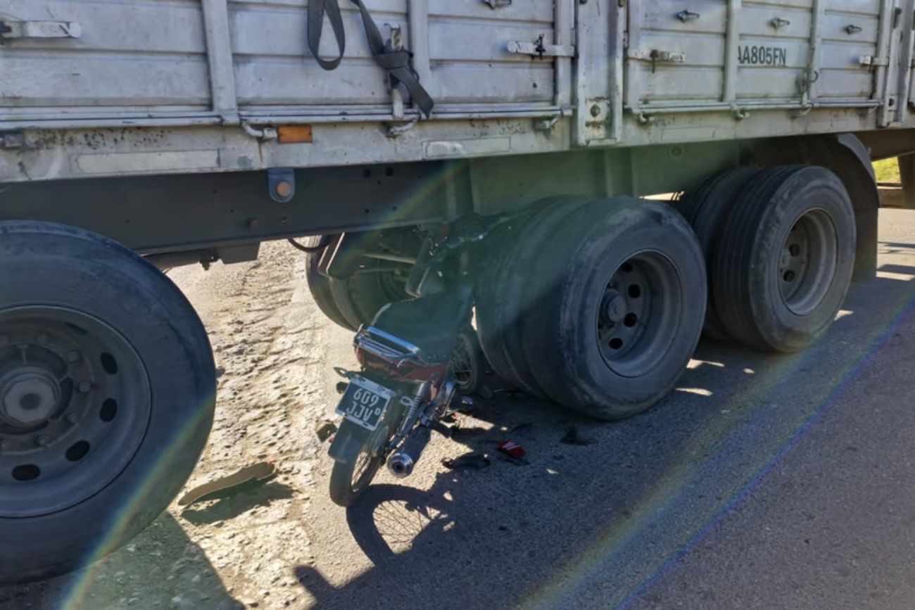 Córdoba: una moto terminó incrustada debajo de un camión 