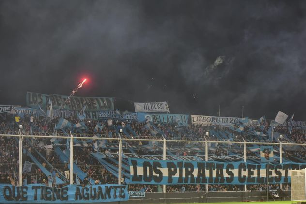 Banderazo de los hinchas de Belgrano en el Gigante de Alberdi.