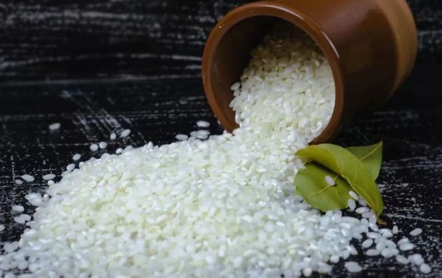 Chau gorgojos: el truco de poner hojas de laurel en el arroz para evitar insectos en la alacena.