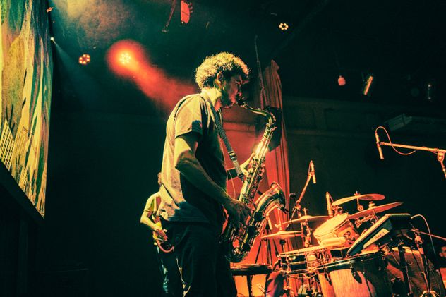 Además de la batería, Andrés Toch toca el saxo en Se Nou Mandi todos los martes.