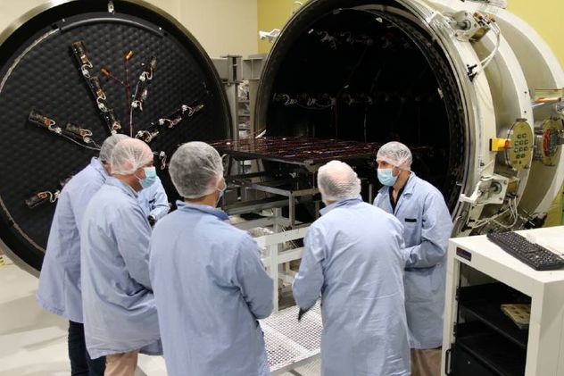Pruebas de panel solar del satélite Sabia Mar en la cámara de termovacío en Córdoba. (Conae/Invap)