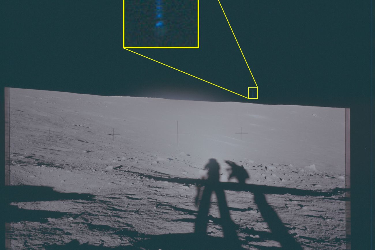 Esta fotografía de archivo muestra la superficie lunar vista desde el lugar de alunizaje del Apolo 12. Esta imagen muestra un área de interés resaltada ligeramente a la derecha del eje vertical del encuadre, por encima del horizonte, en la que se pueden ver fenómenos no identificados.