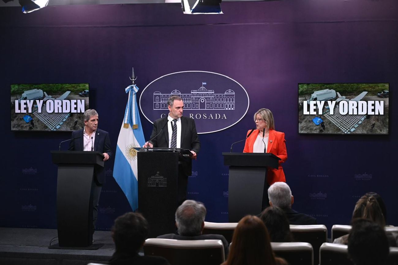 El Gobierno montó otro amplio operativo de respaldo a Adorni, pero no sale del atolladero