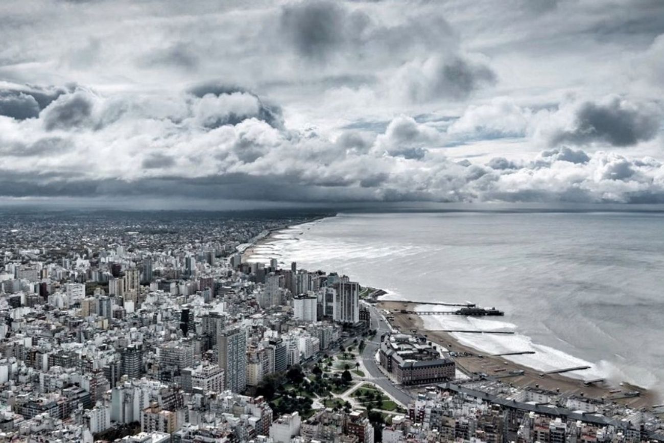 Mar del Plata en alerta: suspenden las clases y extreman recaudos ante la posibilidad de un severo temporal.