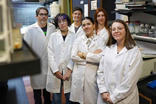 (De adelante hacia atrás) Naira Rodríguez, María Florencia Pignataro, Natalia Fernández, Michelle Guarino, Augusto García y Javier Santos.