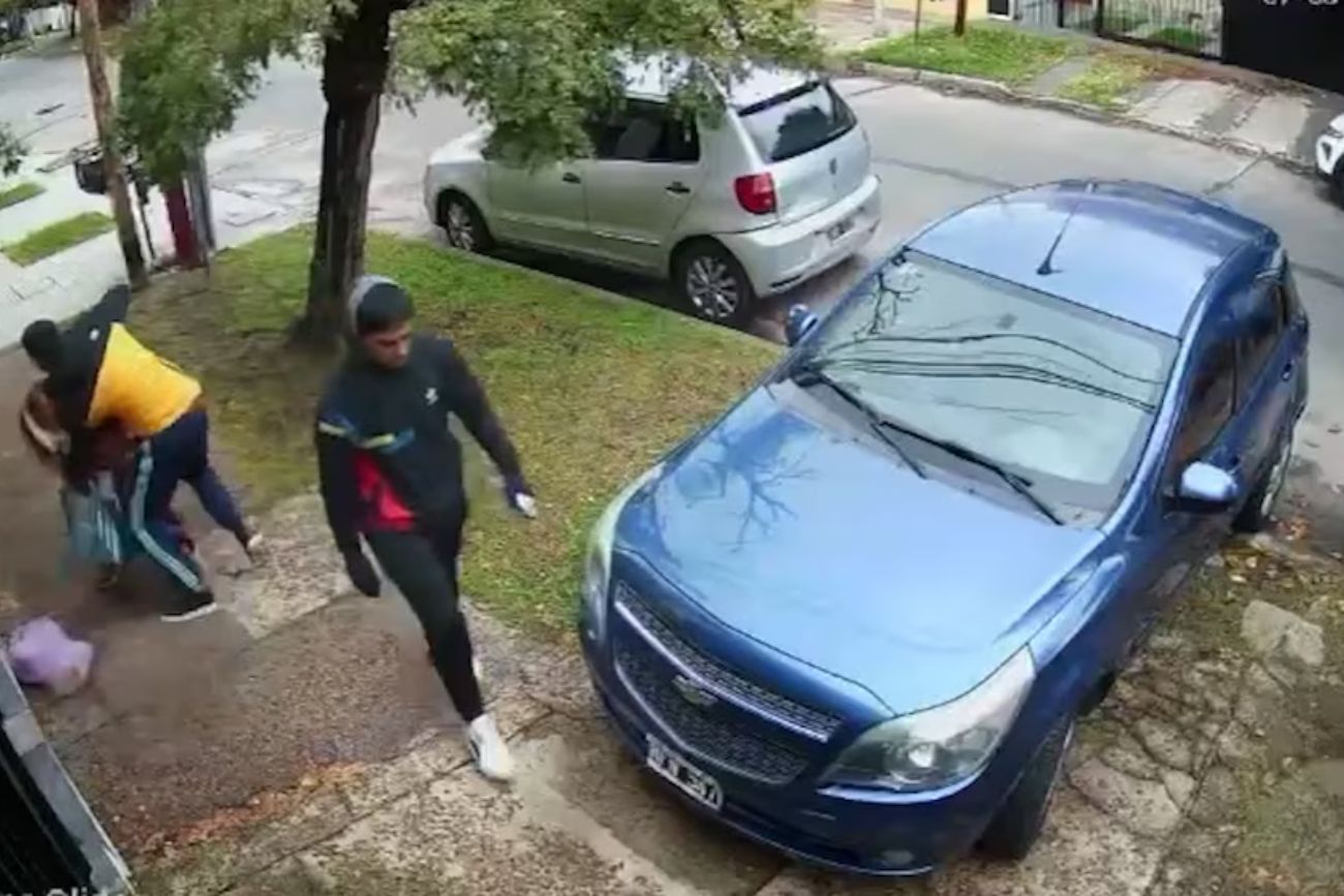 Violento robo: golpearon a una mujer de 61 años para robarle el auto frente a su casa