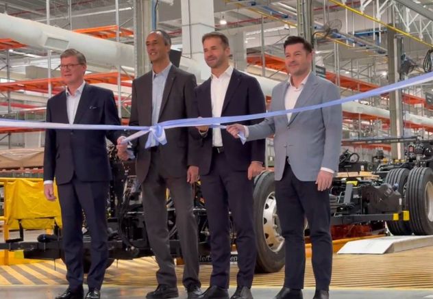 Mercedes Benz inauguró su planta en Zárate. Adorni y Karina Milei estuvieron presentes.