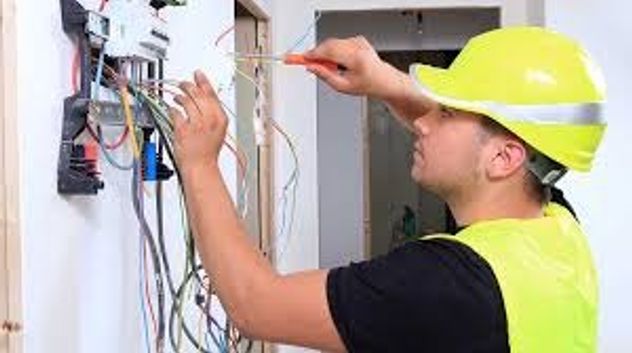 Cuánto sale hoy contratar un electricista, un plomero o un albañil en Córdoba.
